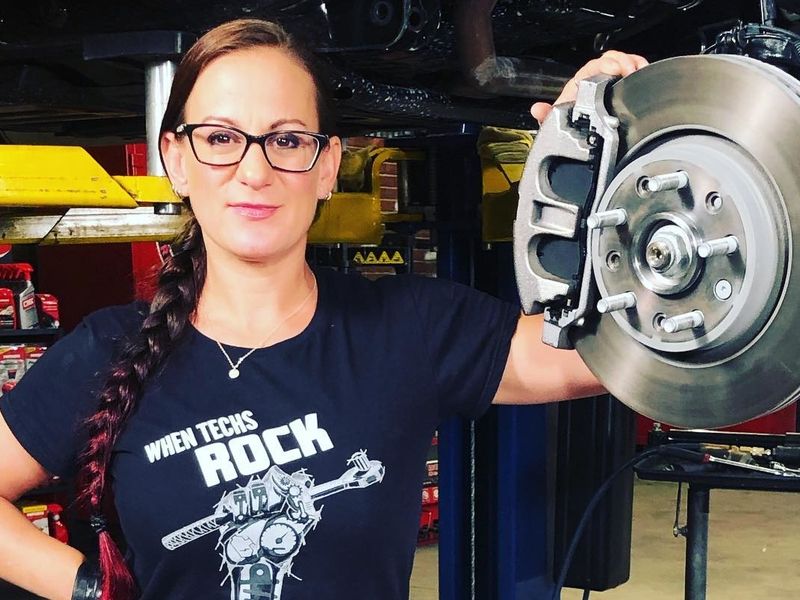 Recruiting women key to addressing auto technician shortage - Vimarsana News